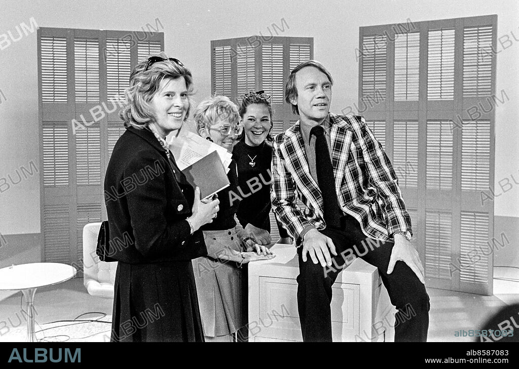 1972-05.. Reportage inför O.S.A.. Frågesportprogram i TV med programledaren Lennart Swahn.. Sänt första gången 1972-06-07.. Här ses programredaktionen bakom den nya frågeleken: Liliane Carlberg, Ethel Carström, Marina Bennet och Lennart Swahn.. Foto: Bo-Aje Mellin / RiR / SVT / Kod: 5600. Bild och notis. publ i RiR 24/72 sid. 39.. RiR 20529 sv/v neg   . Kvartett Leende.