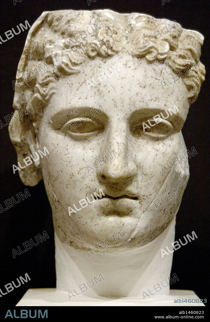 ARTE GRIEGO. REPUBLICA DE ALBANIA. Busto de mujer de tipo Herculano. Localizada durante las excavaciones del teatro de Butrinto en 1928. Copia de un original helenístico, fechada en la primera mitad del s. I a. C. Museo Ruinas de Butrinto.