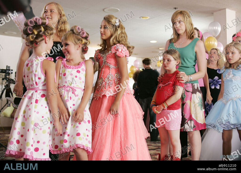ABIGAIL BRESLIN y TONI COLLETTE en PEQUEÑA MISS SUNSHINE, 2006 (LITTLE MISS SUNSHINE), dirigida por JONATHAN DAYTON y VALERIE FARIS. Copyright BIG BEACH FILMS/THIRD GEAR PRODUCTIONS LLC/DEEP RIVER PRODUC.