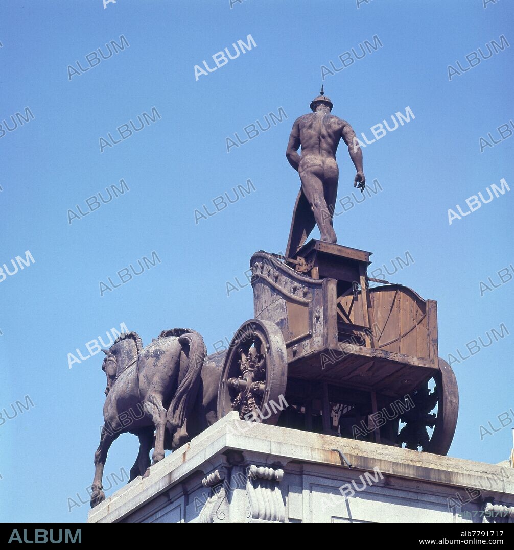 HIGINIO BASTERRA (1876-1957). CUADRIGA QUE REMATA UNO DE LOS TORREONES DEL EDIFICIO - 1922 - FOTO AÑOS 60.