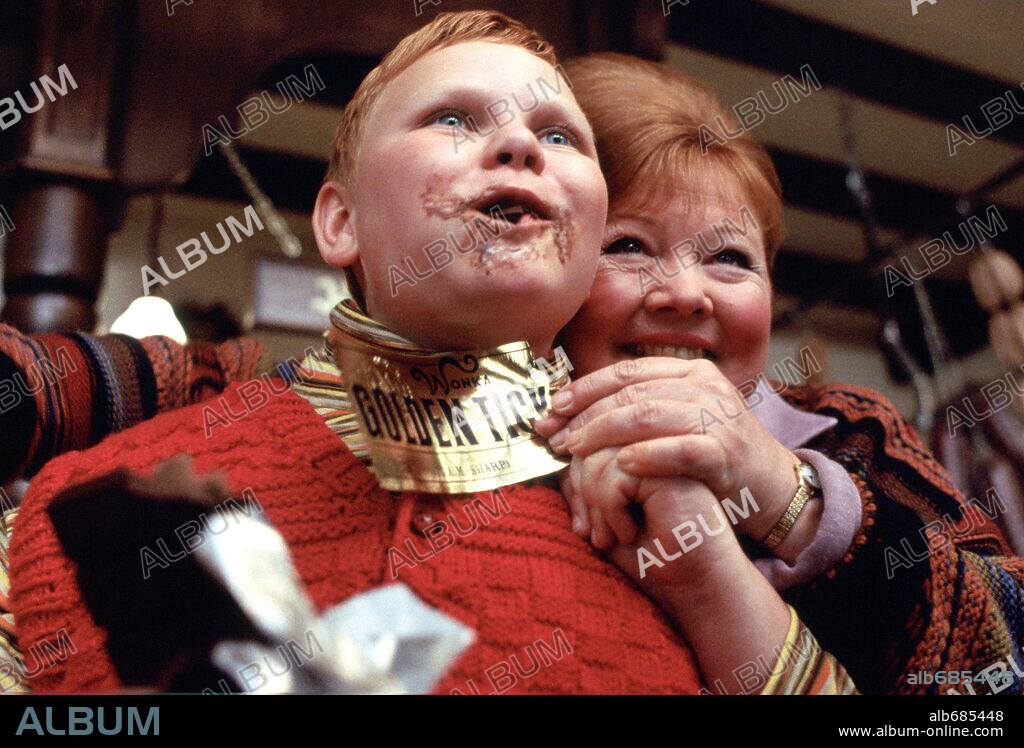 FRANZISKA TROEGNER und PHILLIP WIEGRATZ in CHARLIE AND THE CHOCOLATE FACTORY, 2005, unter der Regie von TIM BURTON. Copyright WARNER BROS. / MOUNTAIN, PETER.