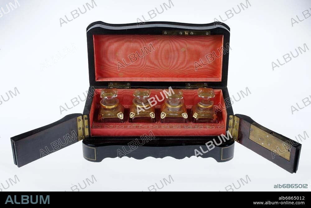 Kosmetik / Parfüm. - Schatulle im Stil des Zweiten Kaiserreiches (1852-1870) mit vier Flakons. - Holz, schwarz lackiert, Auskleidung mit Seide, Glasflakons mit Vergoldung. Maße der Flakons 6 x 4 x 4 cm. Privatsammlung.