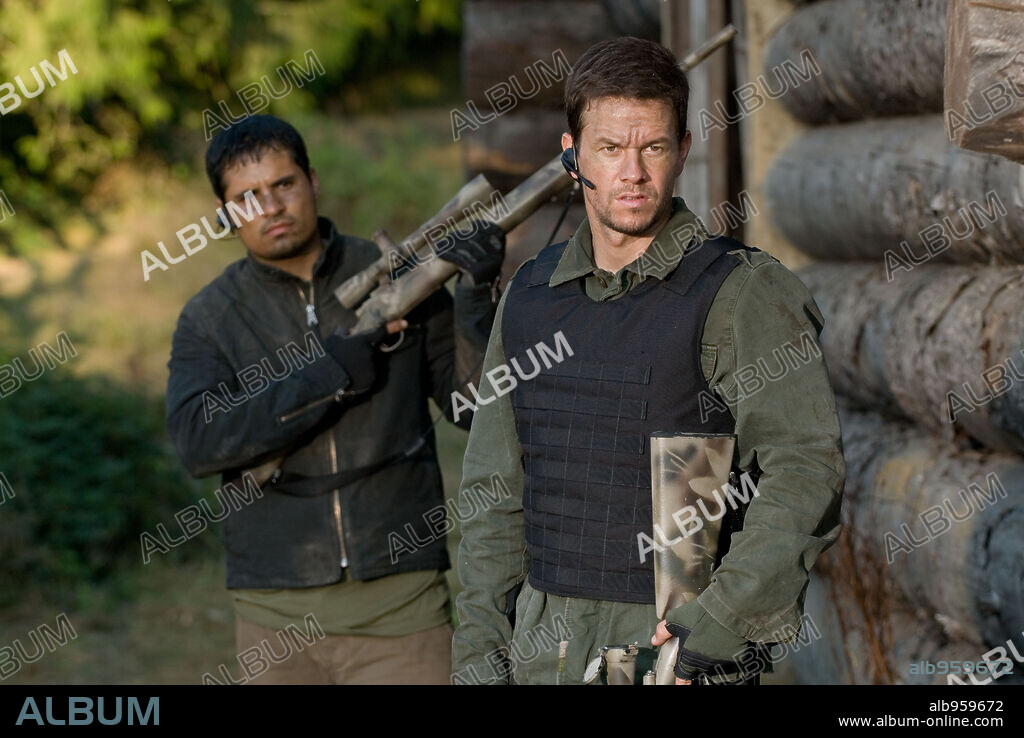 MARK WAHLBERG y MICHAEL PEÑA en SHOOTER: EL TIRADOR, 2007 (SHOOTER), dirigida por ANTOINE FUQUA. Copyright PARAMOUNT PICTURES / FRENCH, KIMBERLY.