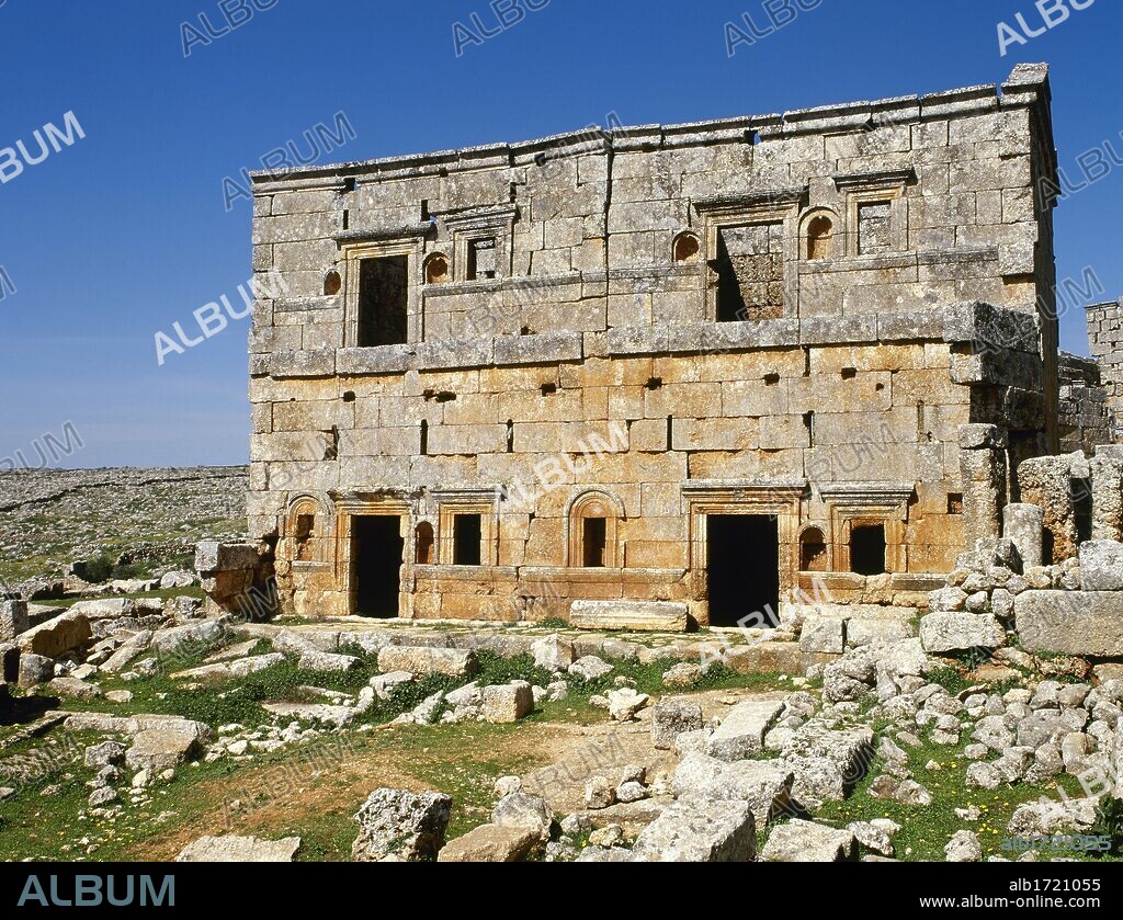 ARTE ROMANO. SIRIA. SIRSHILA. Antigua ciudad, capital de municipio durante la época romana. Vista general del exterior del edificio de la TABERNA, de dos plantas y en muy buen estado de conservación. (CIUDADES MUERTAS). Alrededores de Bara.
