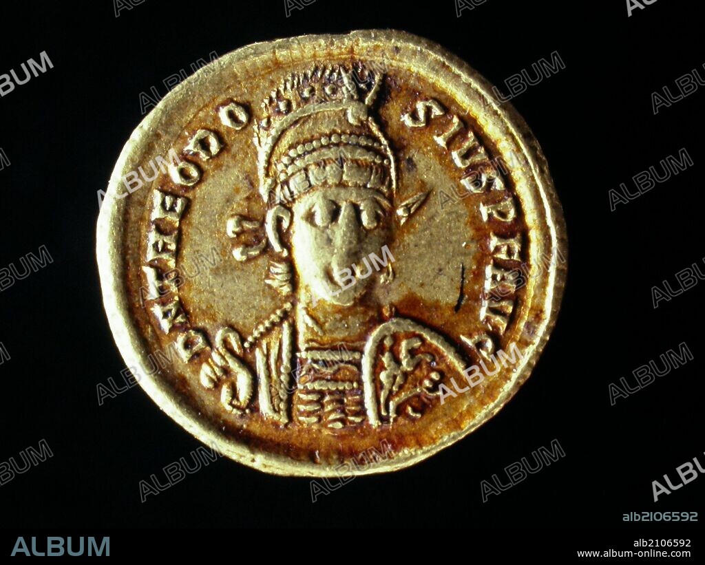NUMISMATICA.MONEDA BIZANTINA. SOLIDUS DE ORO, DE TEODOSIO II. ANVERSO. BUSTO DEL EMPERADOR DE FRENTE, ESCUDO, CACO Y LANZA APOYADAEN EL HOMBRO DERECHO PASANDO POR DETRAS DE LA CABEZA. (DEPOSITO: MUSEO ARQUEOLOGICO NACIONAL).