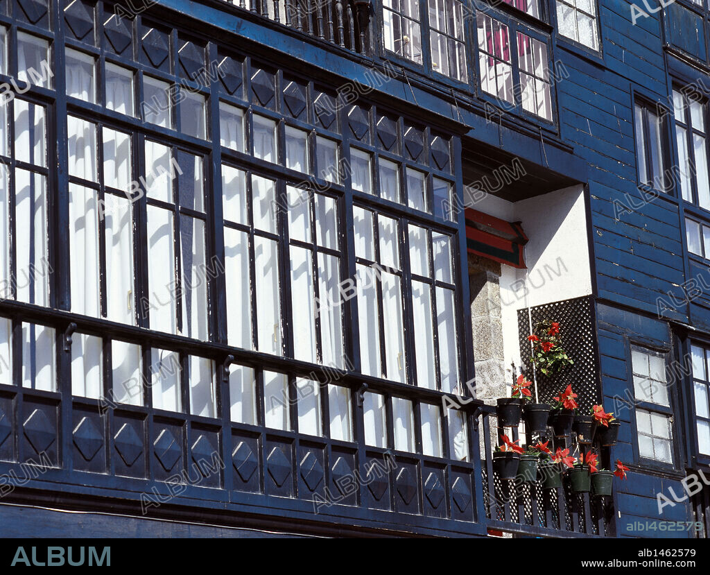 Detalle de la fachada de una típica casa con una GALERIA ACRISTALADA, situada frente al puerto. LEQUEITIO (LEKEITIO). Provincia de Vizcaya. País Vasco.