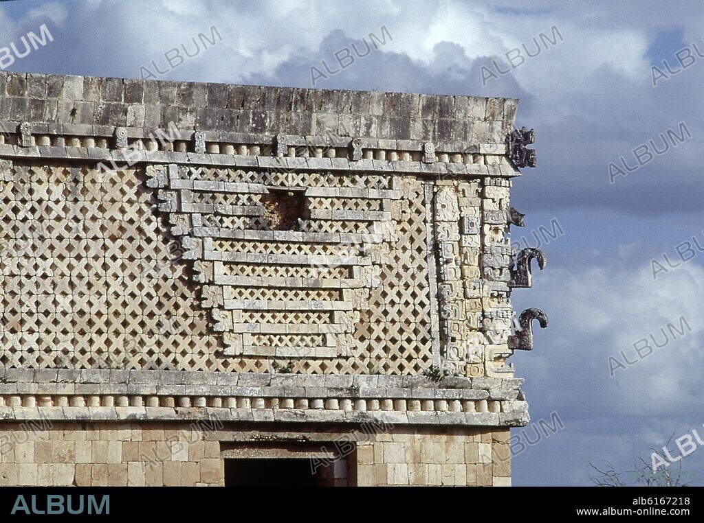 CUADRANGULO MONJAS-EDIFICIO ESTE-ESQUINA DE MASCARONES.