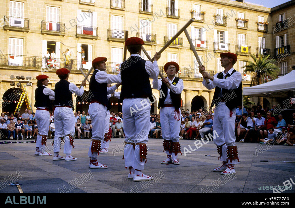 Bilbao, Semana Grande; danza tradicional en la plaza Nueva.