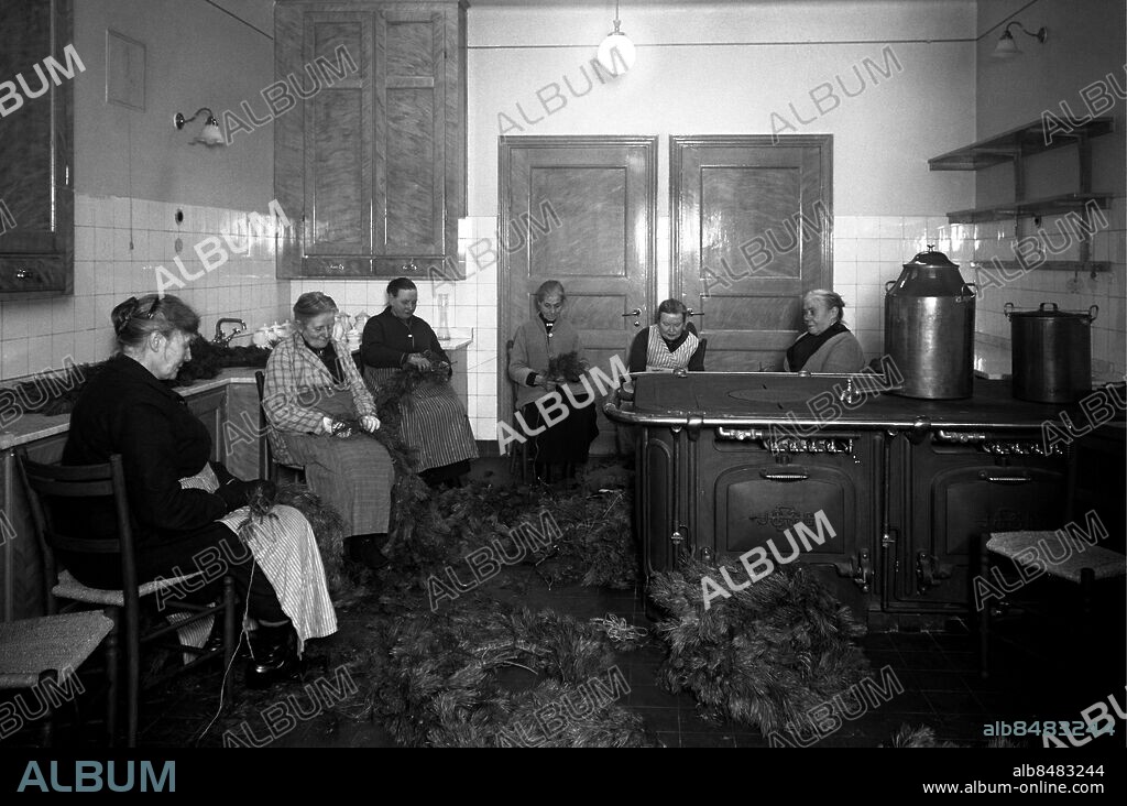 Arkiv 1930 . Kransbindning på ålderdomshemmet S:ta Klara i Stockholm.. Home for old people. Women making funeral wreths. Foto: TT / Kod 1900.