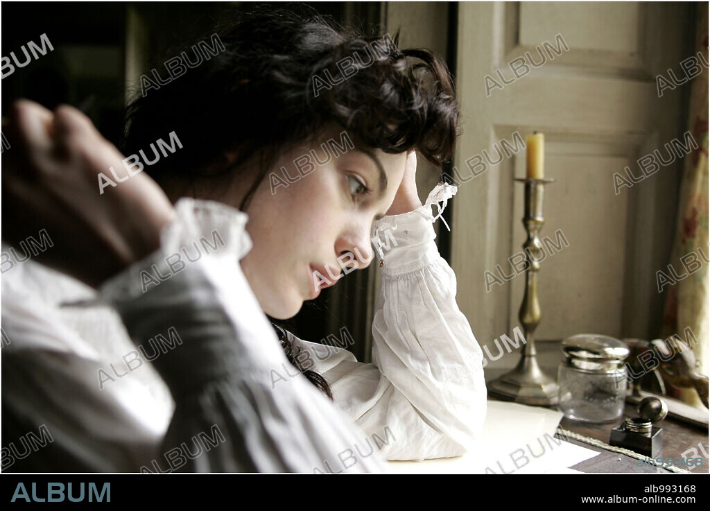 ANNE HATHAWAY in BECOMING JANE, 2007, directed by JULIAN JARROLD. Copyright BLUEPRINT PICTURES/ECOSSE FILMS/OCTAGON FILMS/SCION FILMS LI.
