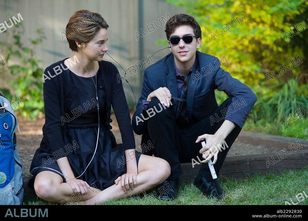 NAT WOLFF and SHAILENE WOODLEY in THE FAULT IN OUR STARS, 2014, directed by JOSH BOONE. Copyright TEMPLE HILL ENTERTAINMEMT.