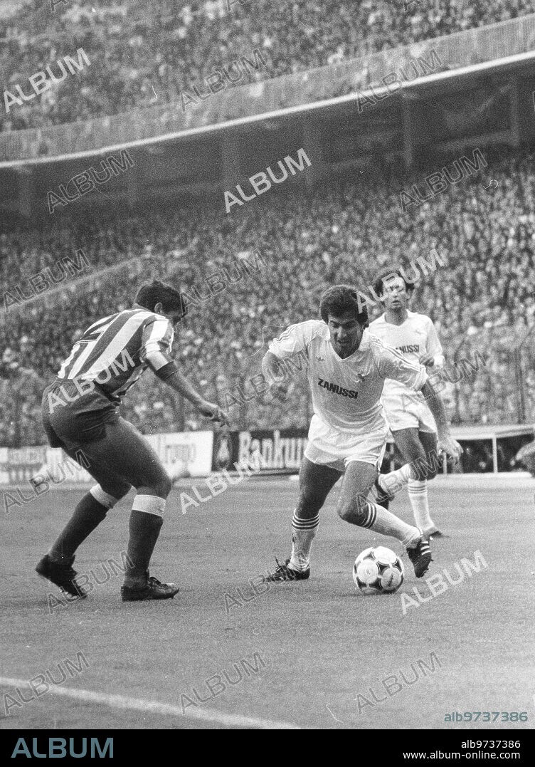 October 30, 1983. Juanito Dribbles A Clemente in the match played at the Santiago Bernabéu between Real Madrid and Atlético de Madrid. In the background, Ricardo Gallego.