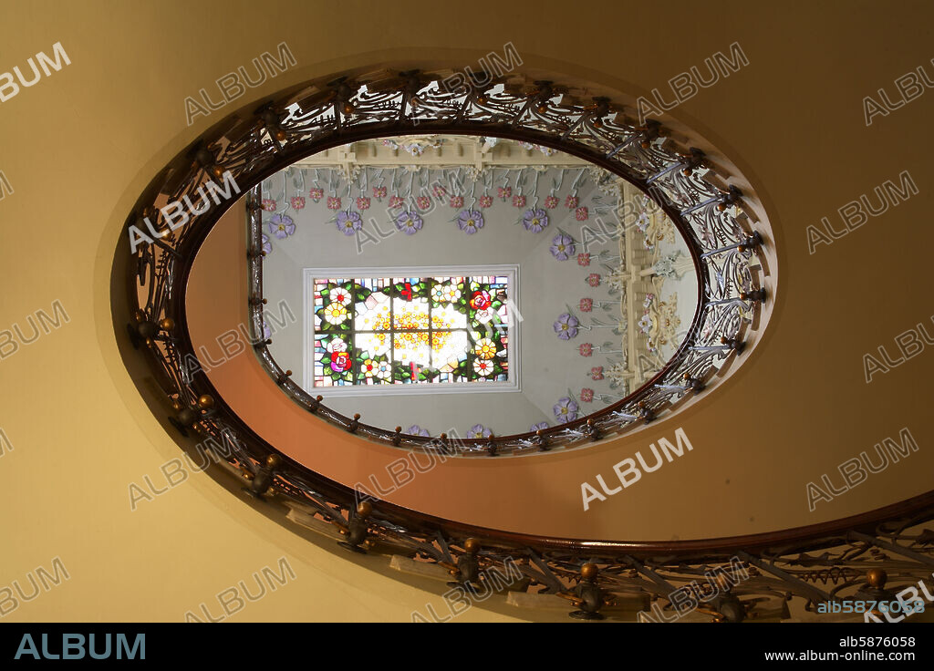 Novelda; Casa / Museo Modernista; bella escalera elíptica.