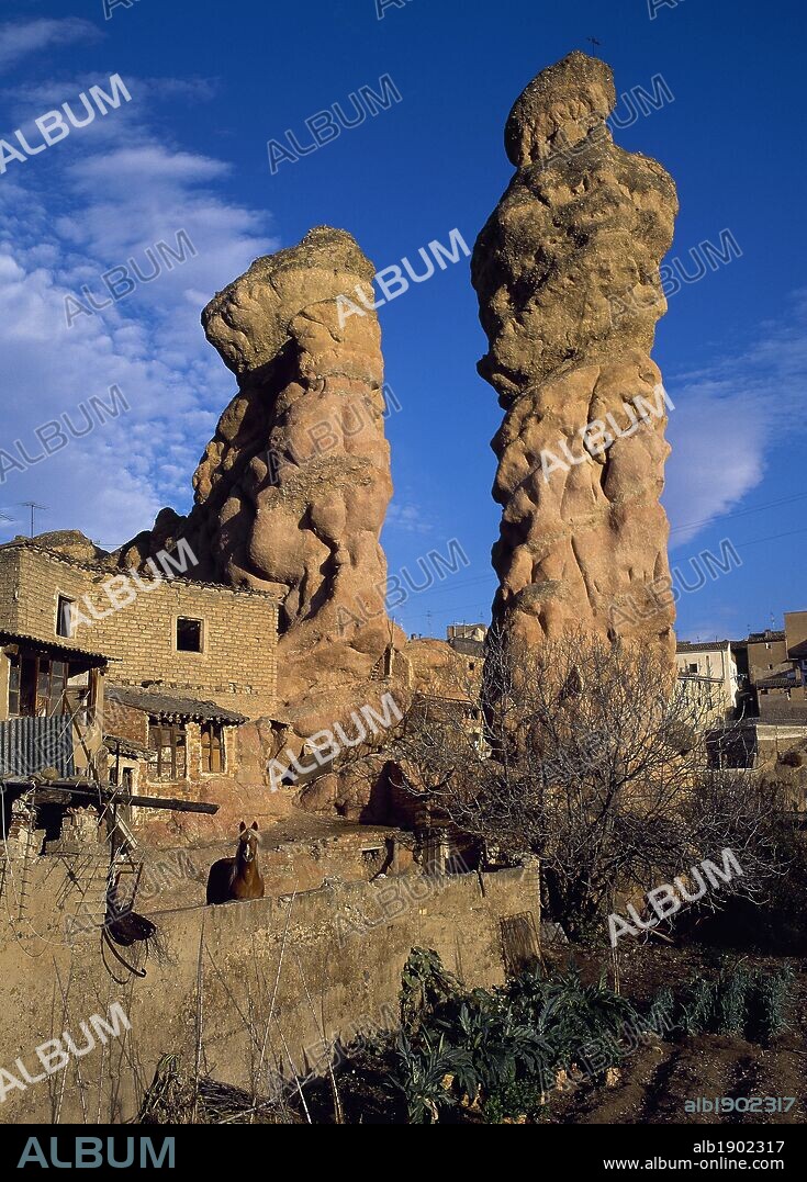 LA RIOJA. AUTOL. Vista de las curiosas formaciones rocosas denominadas "EL PICUEZO Y LA PICUEZA", que se levantan junto a la orilla del río Cidacos. España.