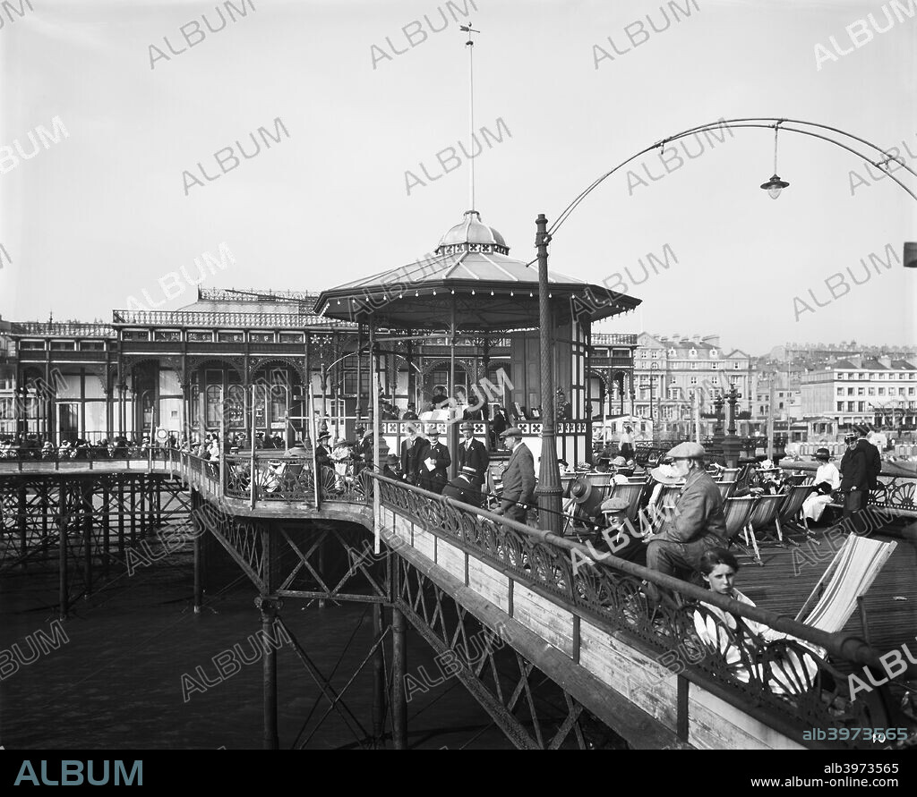 Palace Pier, St Leonards on Sea, Hastings, East Sussex, 1919. Holidaymakers enjoying the summer sun while a band plays on the bandstand. The pier was completed in 1891. It was demolished in 1951 after damage from rough weather.