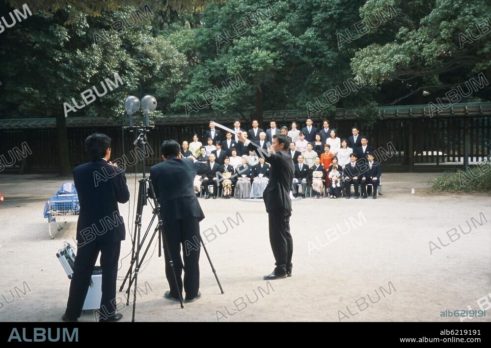 Völkerkunde / Japan.-Traditionelle japanische Hochzeit im Meiji-Schrein ( Shinto-Schrein) in Tokio: Aufstellung zum Gruppenfoto.-Foto, April 2005.