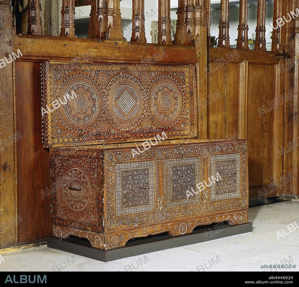 Coffin in certosina technology, decorated with ears of ebony and ivory, decorated with intarsia of note and ebony and other types of wood and ivory. The front is divided into three sunken panels, which have a network, formed and surrounded by stars. The middle pillars have stylized peacock feathers in vases. The pillars, sills and the pedestal are decorated with star motifs and the sides have concentric circles filled with semicircles and star points. The base is double brace-shaped, ornament, geometric motifs on the underside, anonymous, Venice, 1500, wood (plant material), walnut (hardwood), ivory, iron (metal), h 57.0 cm × w 123.0 cm × d 50.0 cm w 117.0 cm × d 48.0 cm w 43 kg.