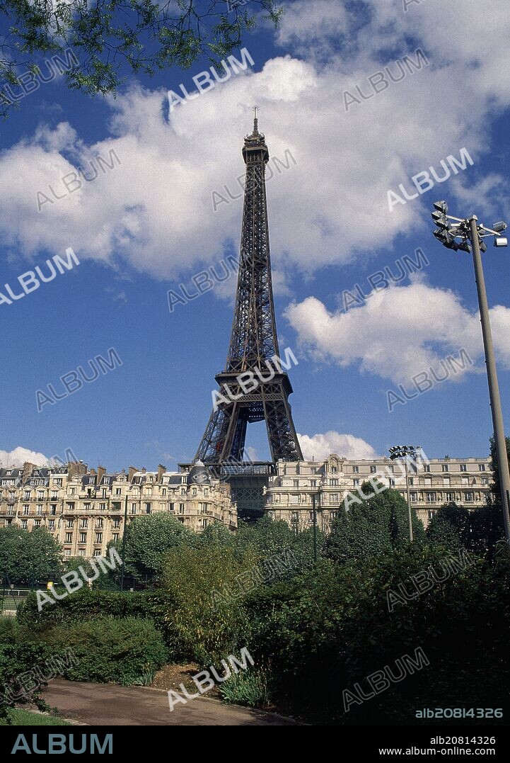 VISTA DE LA TORRE EIFFEL DESDE LA PLACE DUPLEIX.