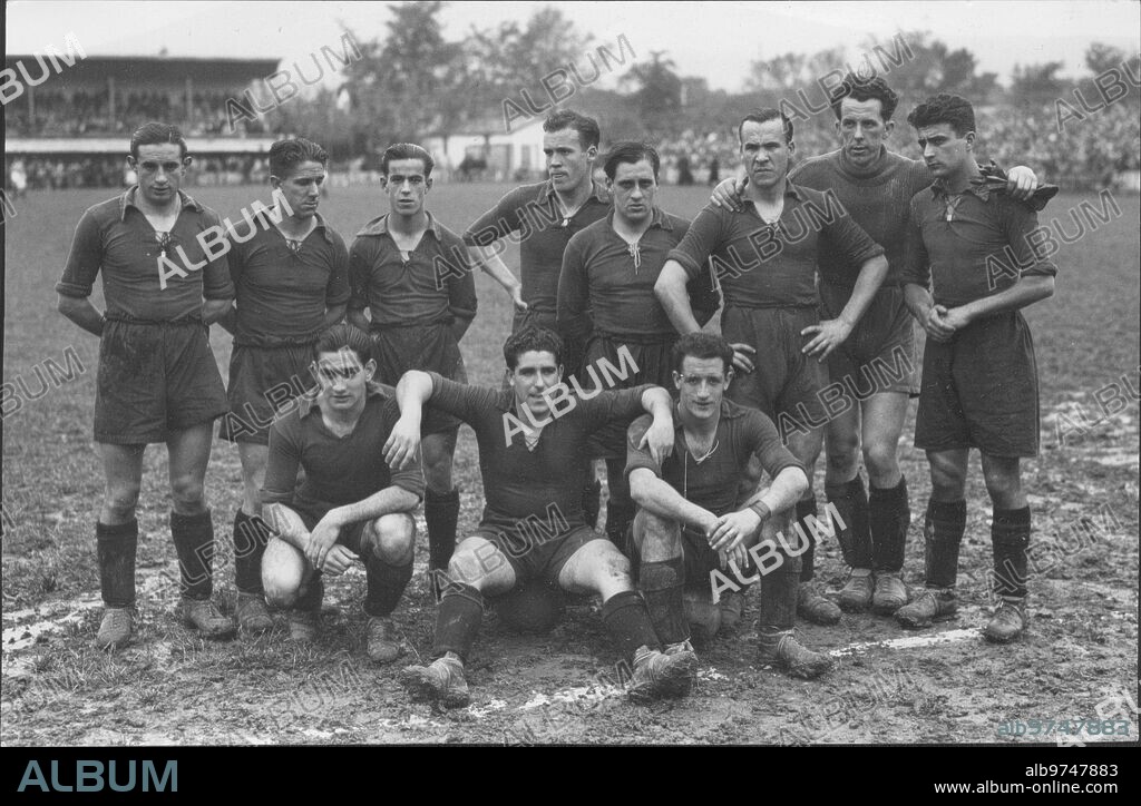 1930. El equipo del Osasuna en el campo de san Juan, tras haber ganado al Zaragoza. De izquierda A Derecha: Kuqni, Urdiroz, Vergara, Castillo, Recarte, Muguiro, Paco Bienzolas, Katachi. Sentados: Urreaga, Valentín y Juaristi.
Foto: Gerardo Zaragüeta.