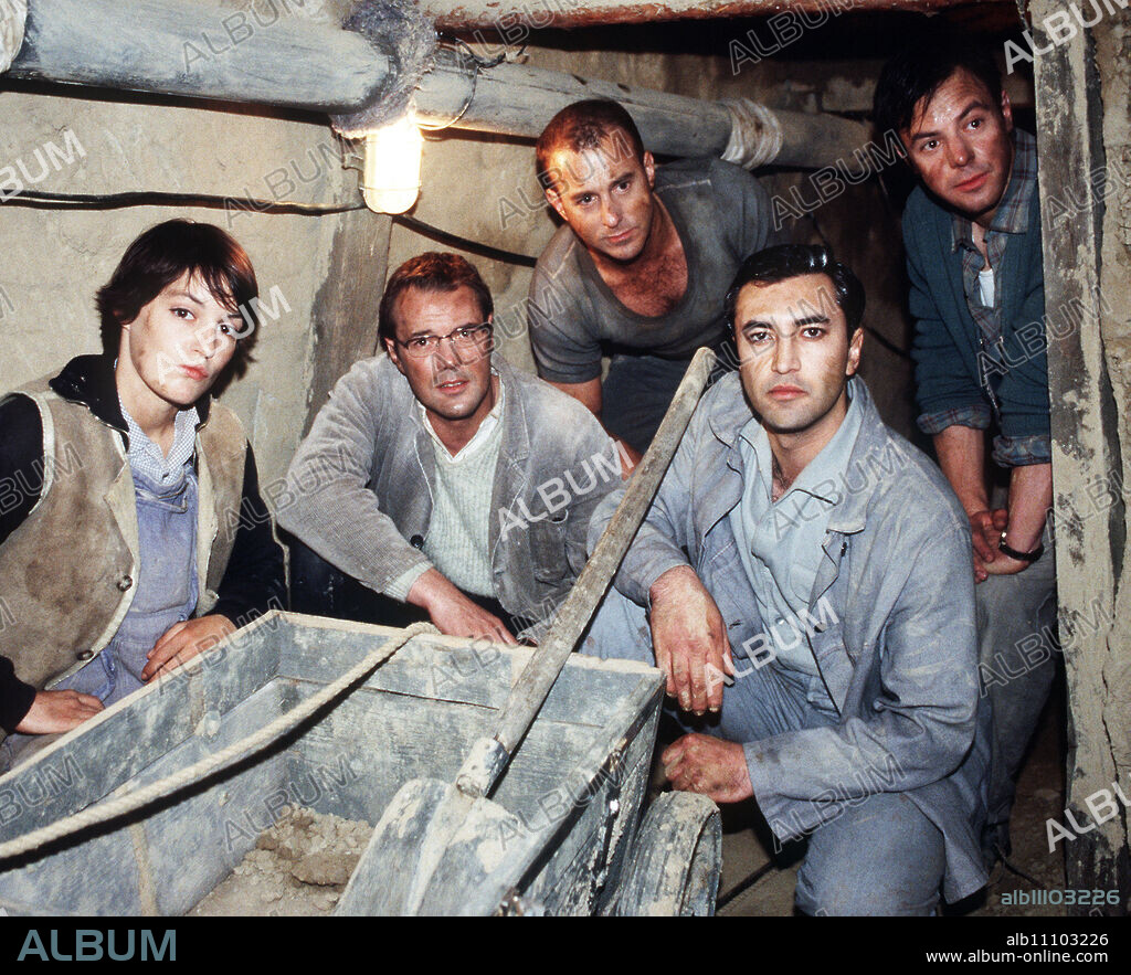 THE TUNNEL Based on a true story: In 1962, a group of escape helpers in West Berlin wanted to bring their families from East Berlin to the West. Their plan - a tunnel from West to East. But the necessary physical and psychological effort exceeded their strength and caused tension. In the picture: the escape helpers Fritzi (NICOLETTE KREBITZ), Matthis (SEBASTIAN KOCH), Harry (HEINO FERCH), Vittorio (MEHMET KURTULUS) and Fred (FELIX EITNER) in the tunnel. Director: Roland Suso Richter aka. Part 1 / Headline: THE TUNNEL / BRD 2000.