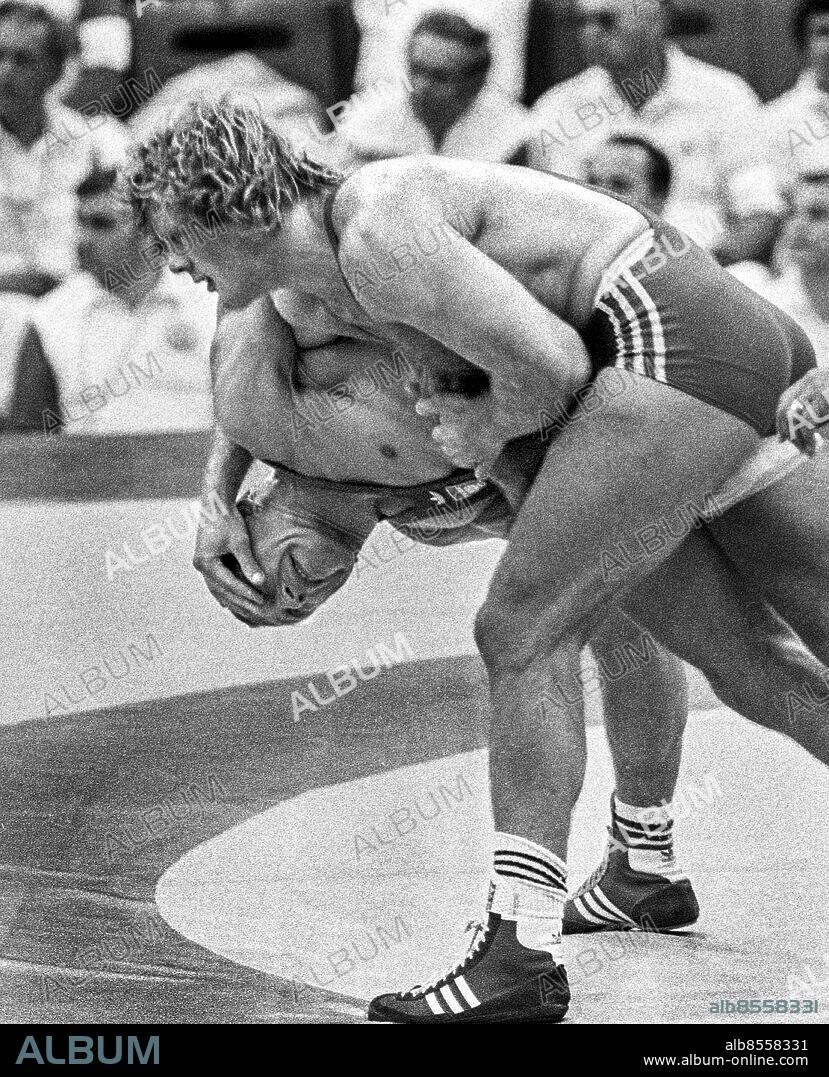 ARKIV MOSKVA 1980-07-21. Den svenske brottaren Frank Andersson i en brottningsmatch i mellanvikt grekisk-romersk stil mot polacken Czeslaw Kwiecinski i andra rundan vid de olympiska sommarspelen i Moskva, Sovjetunionen, 21:a juli 1980. Frank vann matchen med 19-0.. Foto: Jan Collsiöö / TT / Kod: 1001.