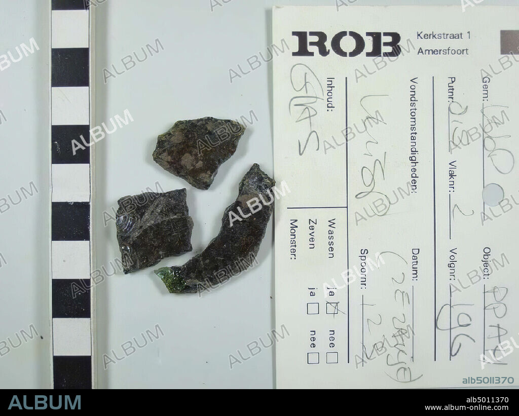 glass fragment from sieve samples, 3 shards of flat glass, fit together to form a large shard. Glass thickness approx. 3 mm. Surface strongly dark corroded. Color glass masse: intensive green. Spoor 123, fragments, glass, the Netherlands, Utrecht, Wijk bij Duurstede, Wijk bij Duurstede.