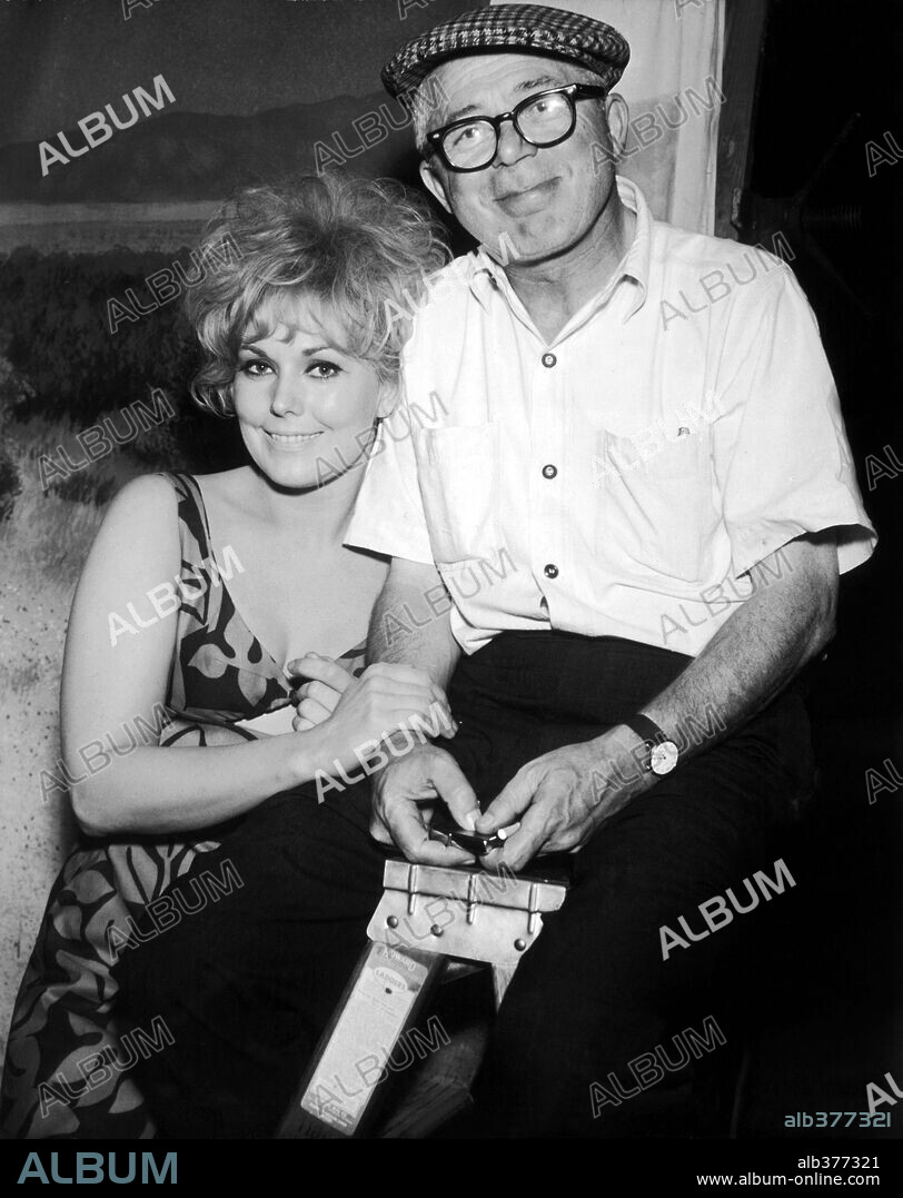 BILLY WILDER y KIM NOVAK en BÉSAME, TONTO, 1964 (KISS ME, STUPID), dirigida por BILLY WILDER. Copyright UNITED ARTISTS.