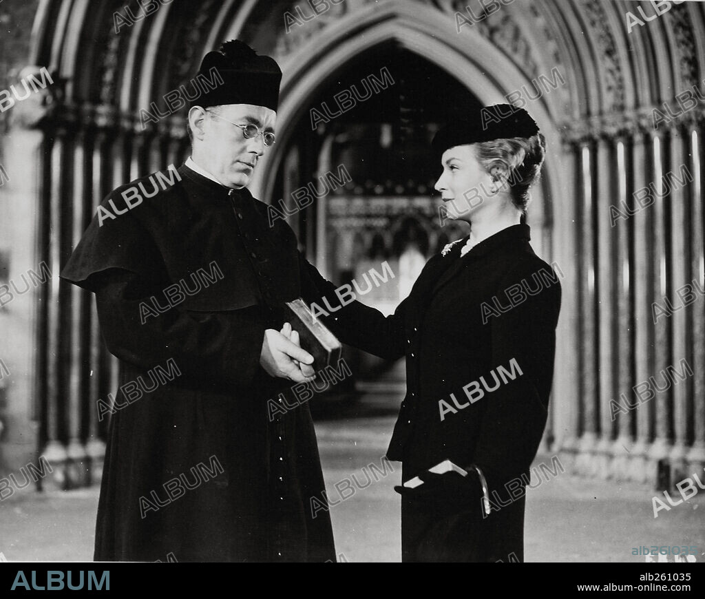 ALEC GUINNESS and JOAN GREENWOOD in THE DETECTIVE, 1954 (FATHER BROWN), directed by ROBERT HAMER. Copyright COLUMBIA PICTURES.