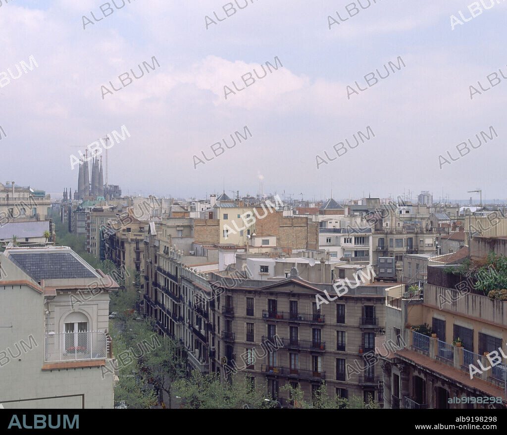 VISTA DE BARCELONA DESDE LA CASA MILA O LA PEDRERA- SAGRADA FAMILIA AL FONDO - FOTO AÑOS 00.
