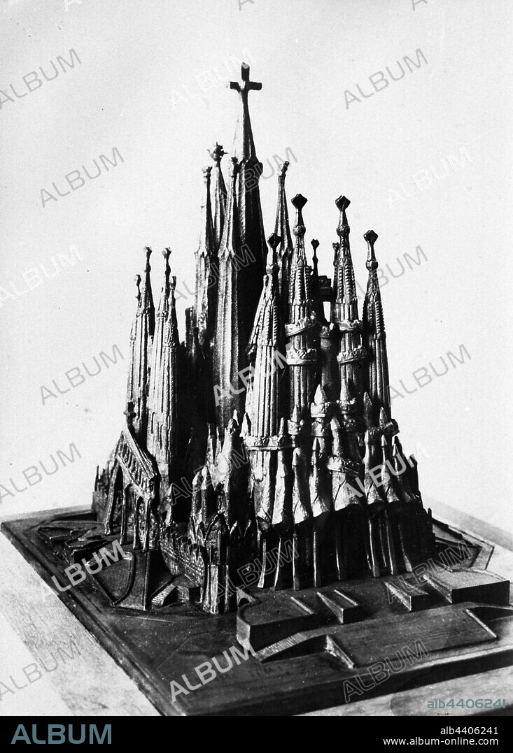 ANTONI GAUDÍ. Gaudi model of the Sagrada Familia complete.