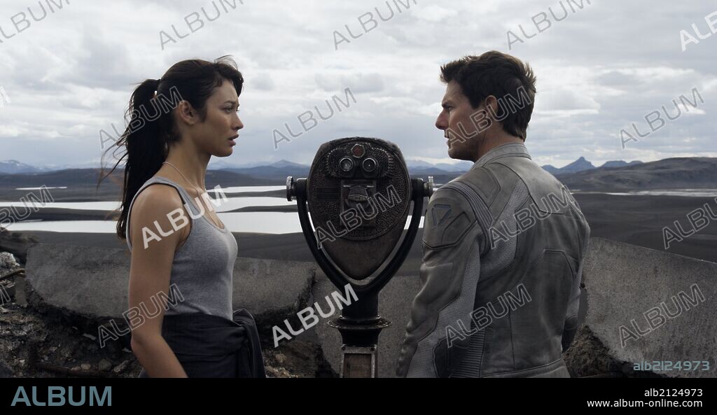 OLGA KURYLENKO and TOM CRUISE in OBLIVION, 2013, directed by JOSEPH KOSINSKI. Copyright UNIVERSAL PICTURES.