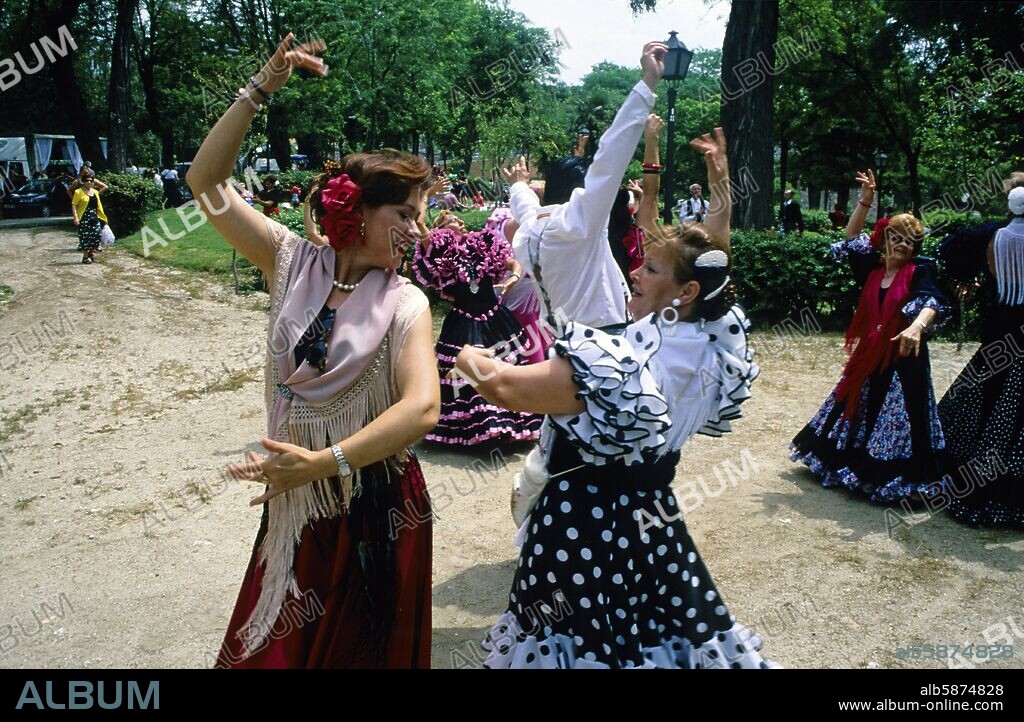 parque de Atenas: celebración de "El Rocío" en Madrid; bailando sevillanas.
