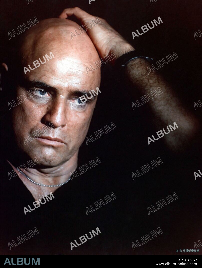 MARLON BRANDO dans APOCALYPSE NOW, 1979, réalisé par FRANCIS FORD COPPOLA. Copyright ZOETROPE/UA.
