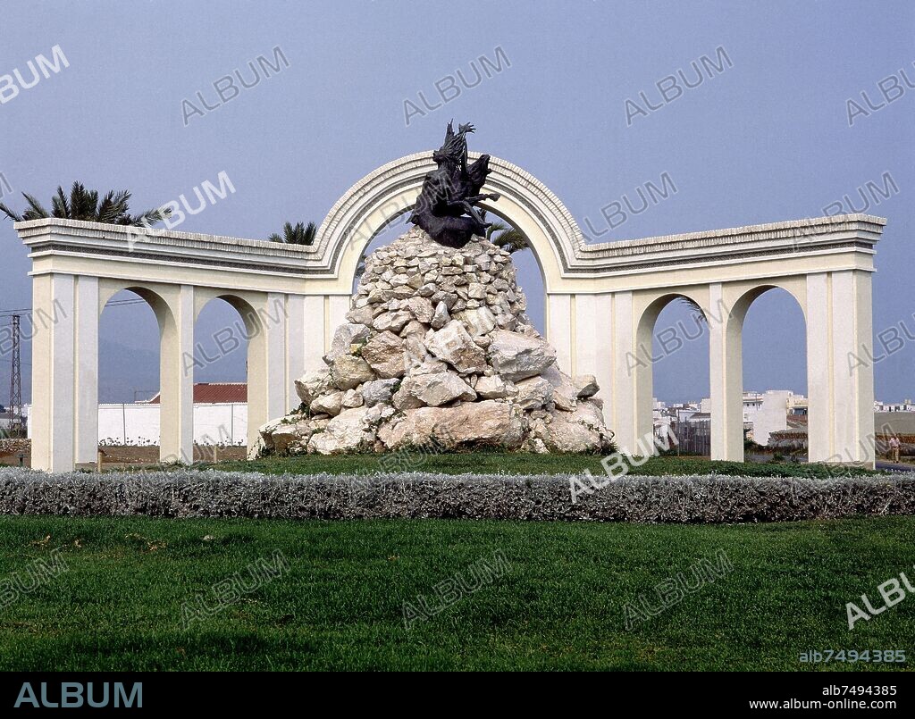 MONUMENTO CON ARCADA.