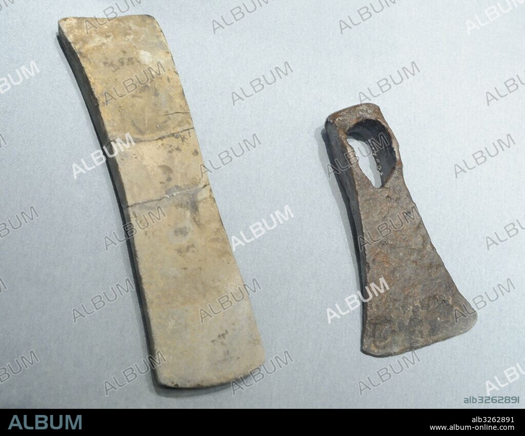 Piedra de afilar, de época Merovingia y hacha de época Vikinga. Museo de Historia (Historical Museum). Oslo. Noruega.