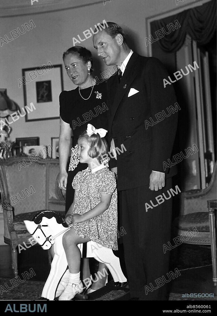 ARKIV 1937. Operasångaren Einar Beyron med hustrun hovsångerskan Brita Herzberg och dottern ridande på en gunghäst.. Operasinger Einar Beyron with wife and daughter. His wife, Brita Herzberg, is also an opera singer.. Fot: Foto: TT / Kod 1900.