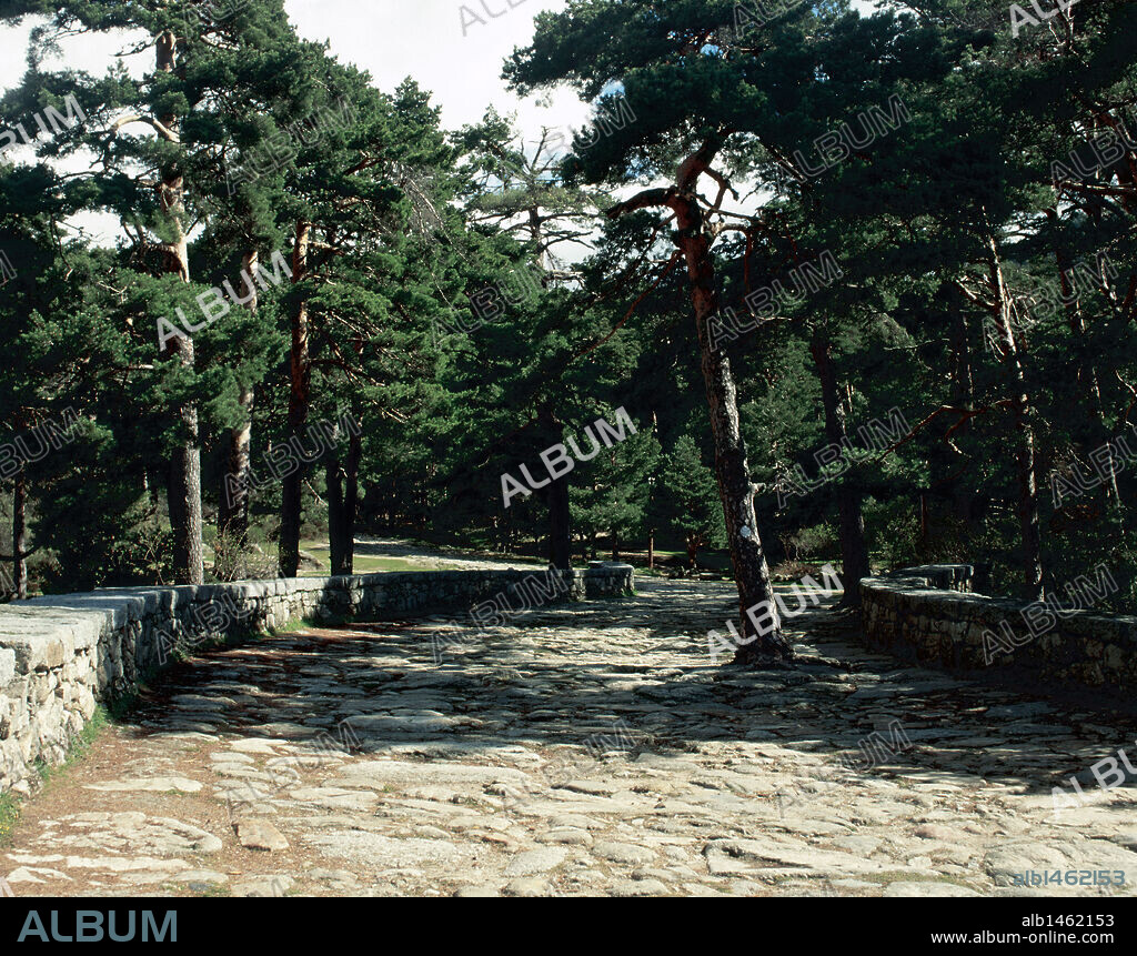 ARTE ROMANO. ESPAÑA. Restos de la CALZADA ROMANA en el PUENTE DE LOS DESCALZOS. Comunicaba Titulcia con Segovia atravesando el Sistema Central a través de Fuenfría. Alrededores de CERCEDILLA. Comunidad de Madrid.