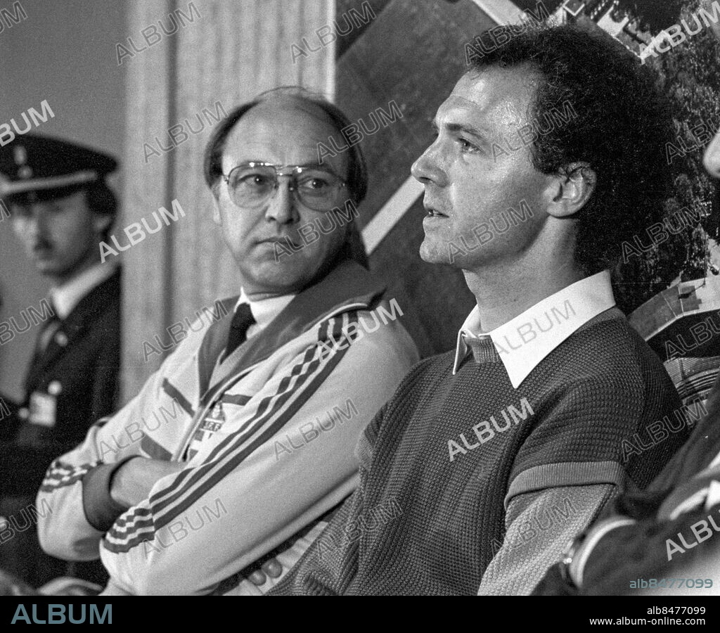 Köln 1984-10-17. Förbundskaptenerna Franz Beckenbauer och Lars "Laban" Arnesson vid en presskonferans efter landskampen mellan Västtyskaland och Sverige . Foto: Torbjörn Andersson / EXP / TT / Kod 4 . ** AFTONBLADET OUT **.