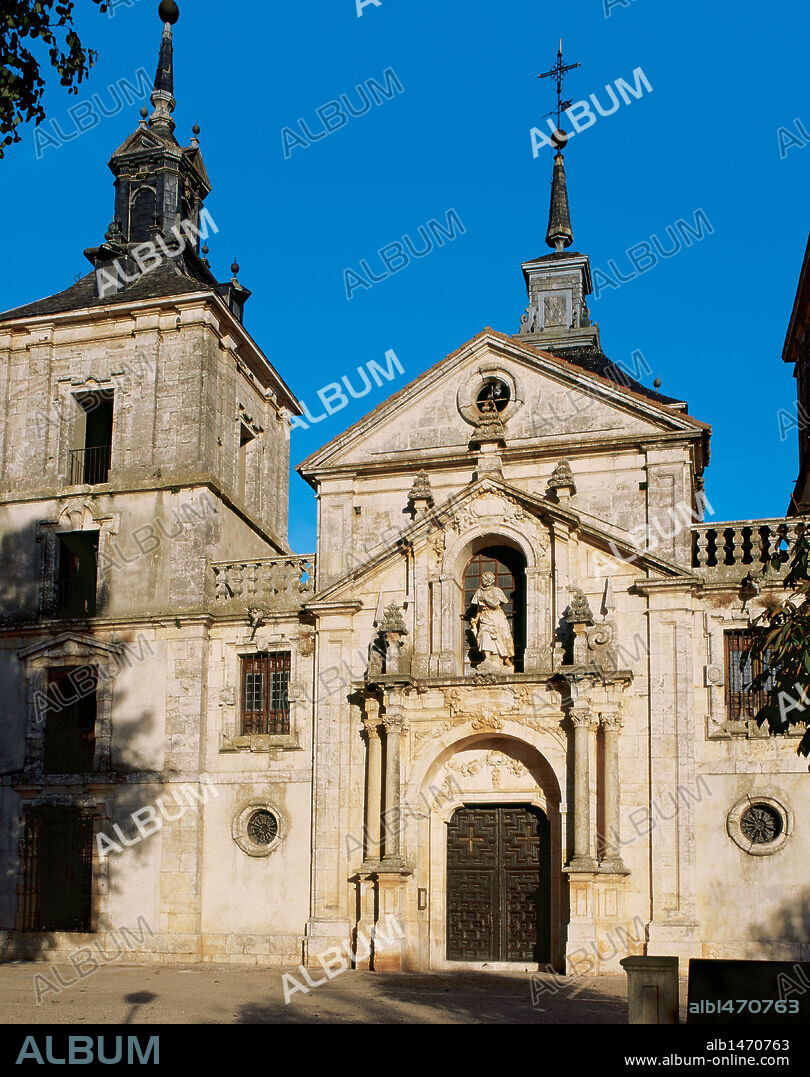 COMUNIDAD DE MADRID. NUEVO BAZTAN. Vista general de la portada de la IGLESIA DE SAN FRANCISCO JAVIER, con una estatua del santo. El pueblo fue creado en el s. XVIII por el prócer navarro don Juan de Goyeneche, con un el propósito de formar un conjunto de palacio, iglesia, industrias y viviendas populares. España.