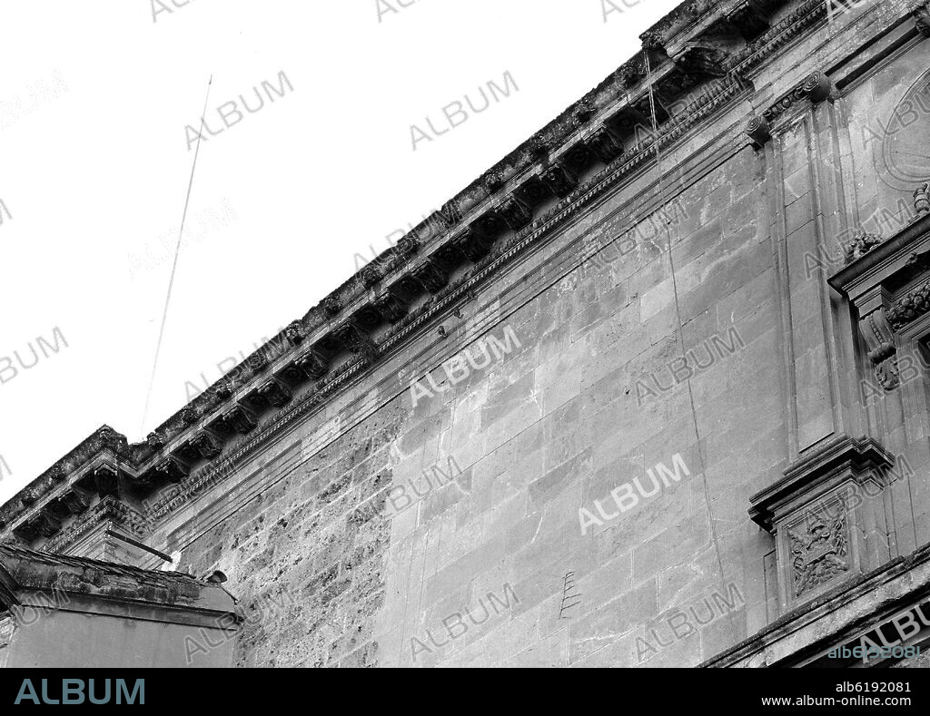 PEDRO MACHUCA. DETALLE DEL REMATE DE UNA FACHADA DEL PALACIO DE CARLOS V DE GRANADA - SIGLO XVI - FOTOGRAFIA EN BLANCO Y NEGRO - AÑOS 60.