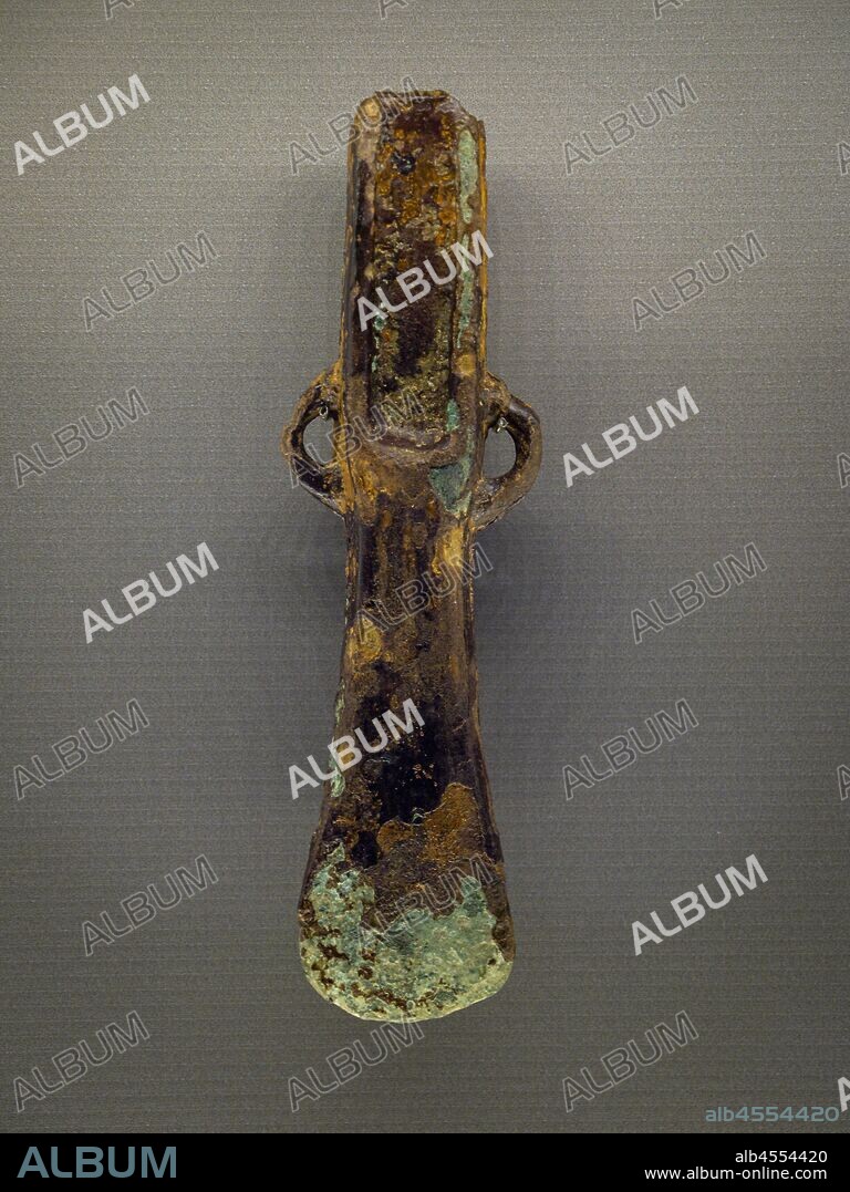 hacha de talon y anillas, bronce, Monte Betaio, Turtzios, Arkeologi Museoa, museo aqueologico, Bilbao, Bizkaia, Pais Vasco, Spain.