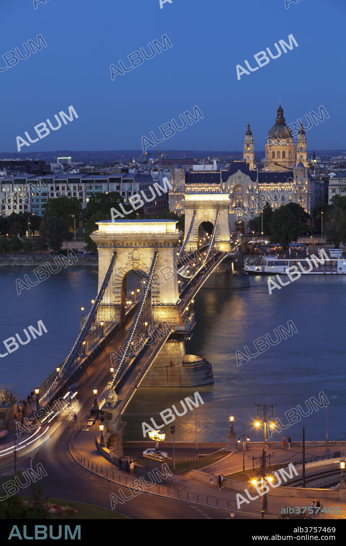 Chain Bridge over Danube River, UNESCO World Heritage Site, Hotel Four Seasons Gresham Palace, Budapest, Hungary, Europe.