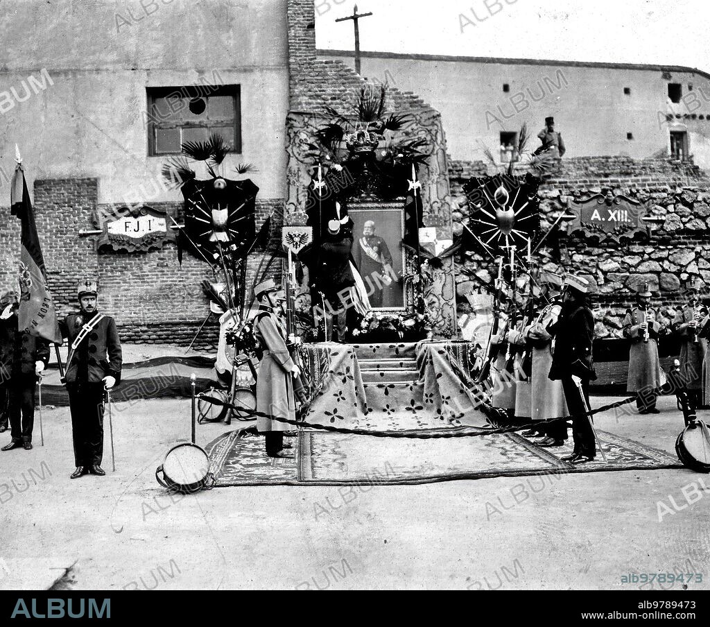 Diciembre 1912. Fiesta militar en Madrid. Momento de descubrir el retrato del Emperador de Austria, coronel honorario del regimiento de León, con motivo de Adjudicarse el premio Instituído por dicho monarca para el soldado que mejor comportamiento Tenga en el año.