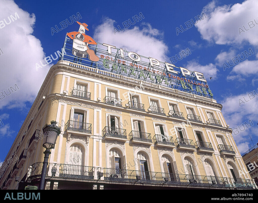 FACHADA CON LA PUBLICIDAD DEL JEREZ TIO PEPE.