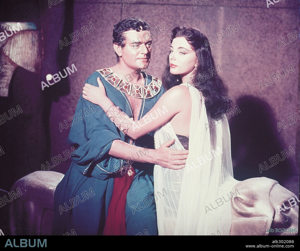 JACK HAWKINS y JOAN COLLINS en TIERRA DE FARAONES, 1955 (LAND OF THE PHARAOHS), dirigida por HOWARD HAWKS. Copyright WARNER BROTHERS.