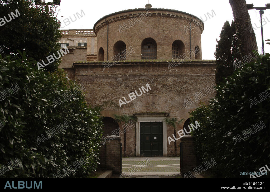 ARTE ROMANO PALEOCRISTIANO. ITALIA. MAUSOLEO DE COSTANZA. Edificio de planta circular con bóveda central, mandado construir por Constanza, hija del Emperador Constantino. Siglo IV d. C. Vista del exterior. ROMA. Europa.