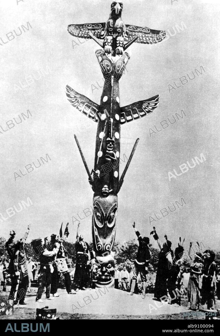 Totem Pole, Lincoln Park, Chicago - Totem poles are monumental sculptures carved from great trees, usually cedar, typically Western Redcedar, by a number of Indigenous cultures along the Pacific northwest coast of North America. The word "totem" is derived from the Ojibwe word odoodem, "his totem, his kinship group" (root -oode). ©TopFoto.