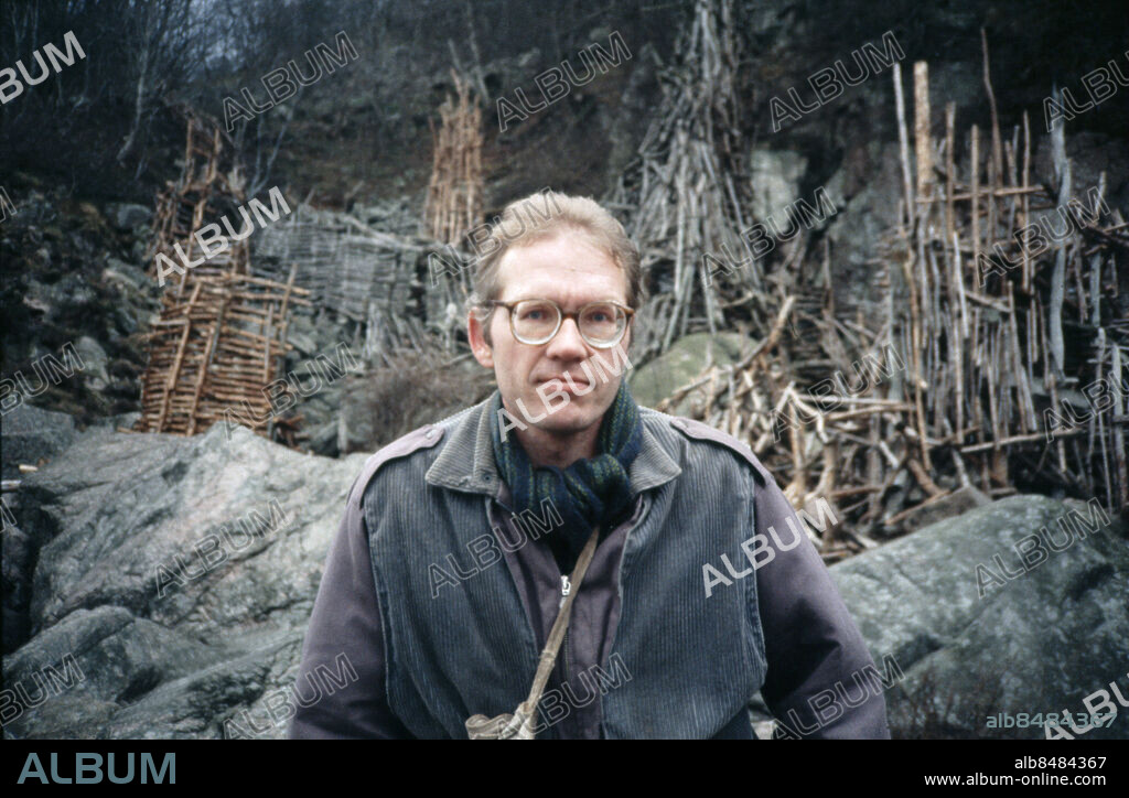 KULLABERG OKÄNT FOTODATUM.. Konstnären Lars Vilks framför sitt svartbygge Nimis i Kullabergs naturreservat och på Krapperups ägor. sites: KULLABERG ;SKÅNE ;SVERIGE.