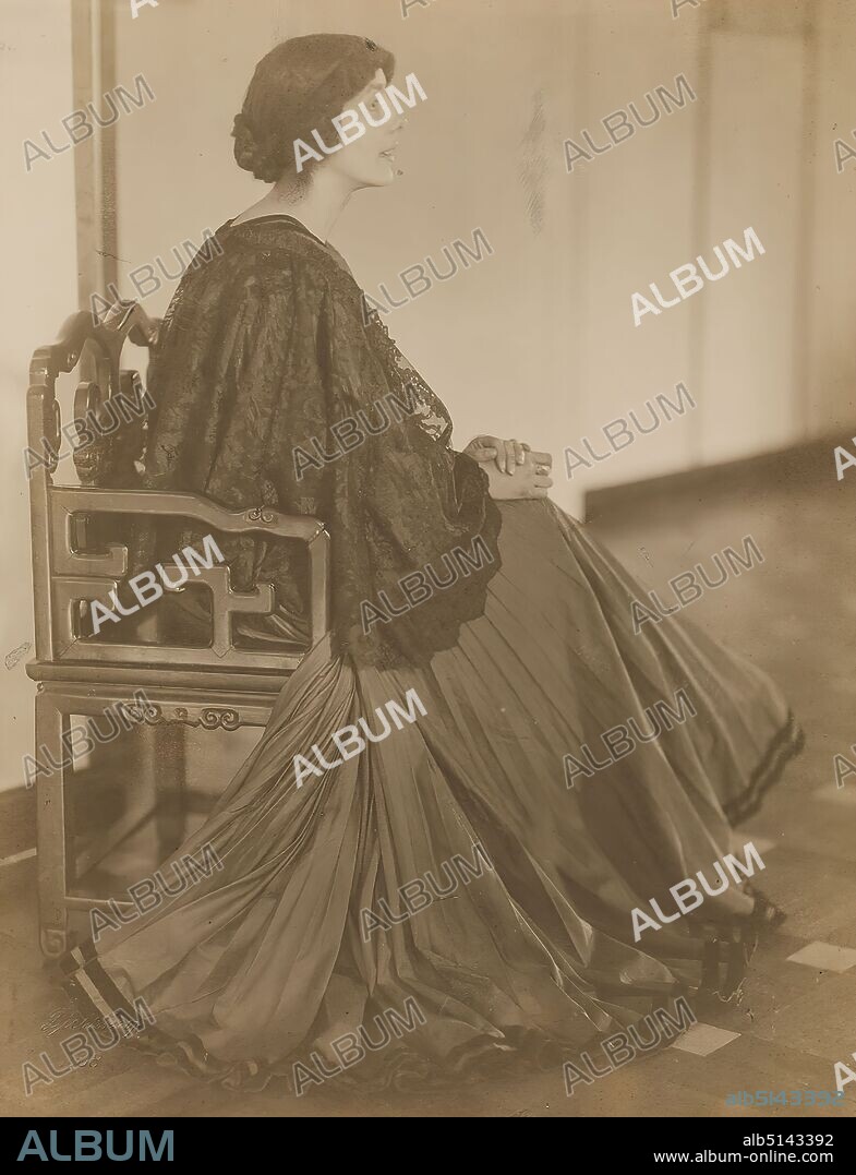 Rudolph Dührkoop, Mrs. Muthesius, collodion paper, matt, black and white positive process, image size: height: 21,20 cm; width: 16,30 cm, inscribed and dated: recto and on the cardboard, handwritten in green crayon: 1908 Mrs. Muthesius; verso and handwritten on the cardboard in lead: Mrs. Anna Muthesius, née Trippenbach, (former singer), (married to the architect since 1896, Privy Councillor Professor Herrmann Muthesius (1861-1927)), Mrs. Privy Councillor Professor, Muthesius Feb. 1908, measurements and technique, stamp: verso and on the brown paper: dry stamp: recto and left: Dührkoop, 1908, label: verso and on the cardboard: in typescript: Rudolph Dührkoop, Hamburg, Mrs. Muthesius, 1908, portrait photography, portrait, woman, Anna Muthesius.