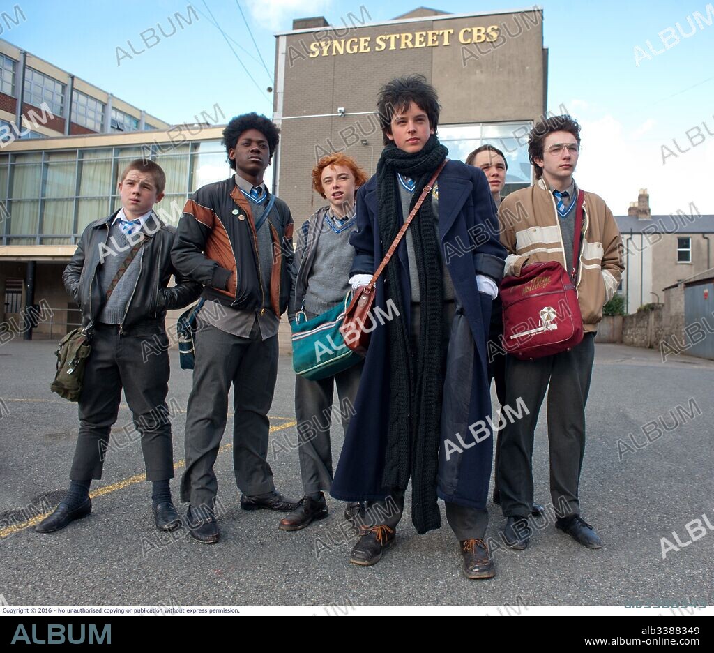 BEN CAROLAN, FERDIA WALSH-PEELO, MARK MCKENNA und PERCY CHAMBURUKA in SING STREET, 2016, unter der Regie von JOHN CARNEY. Copyright COSMO FILMS/DISTRESSED FILMS/FILMNATION ENT/FILMWAVE/LIKELY.